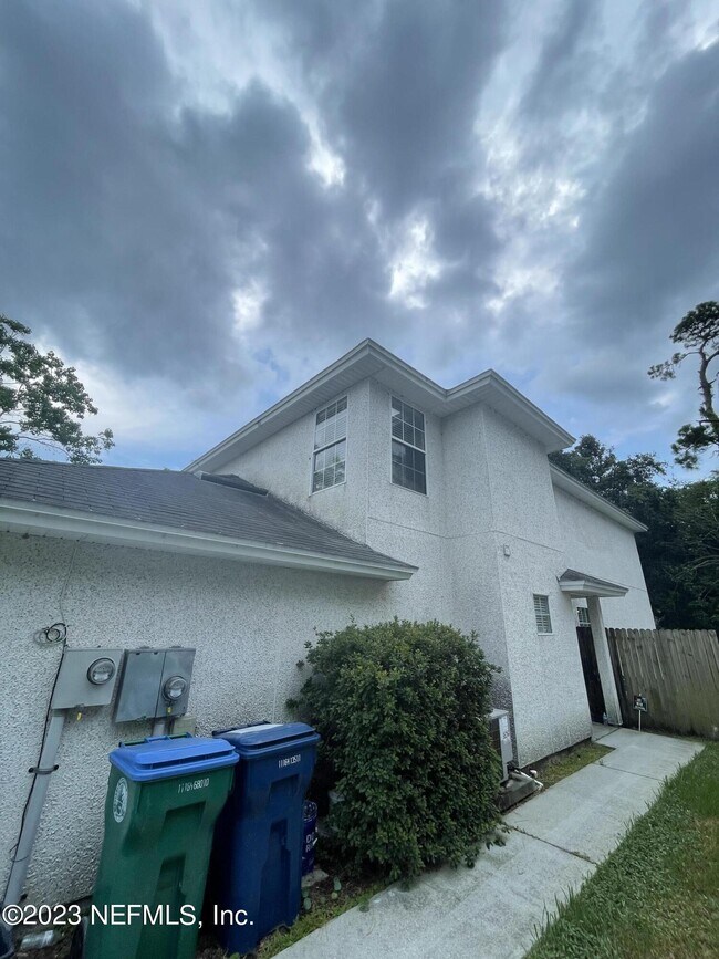 2211 Rosewood Dr