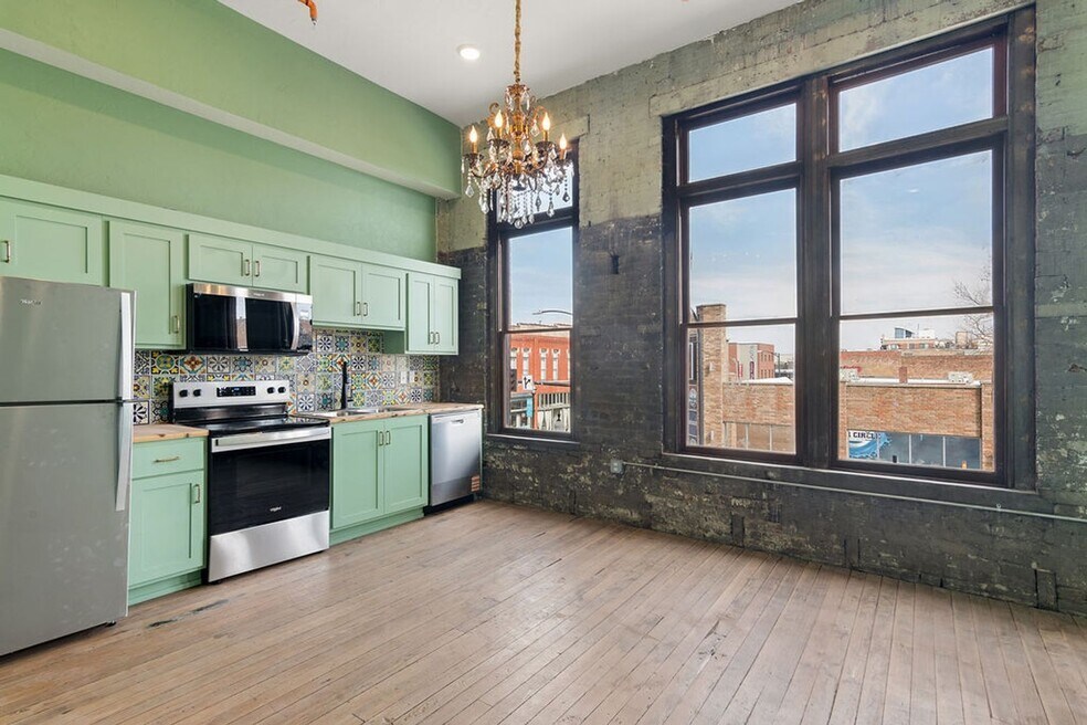 320 W Walnut St