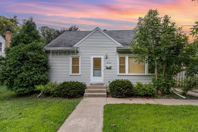 Building Photo - Beautiful 4 Bed 2 Bath Home With Fence and...