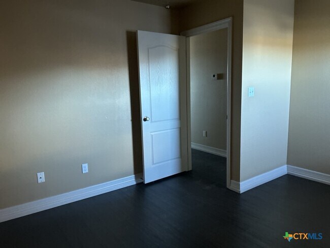 Building Photo - 2710 S Clear Creek Rd Unit 204