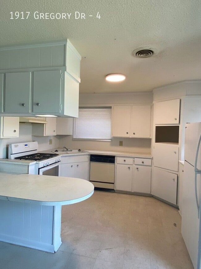 Building Photo - 1917 Gregory Dr Unit 4