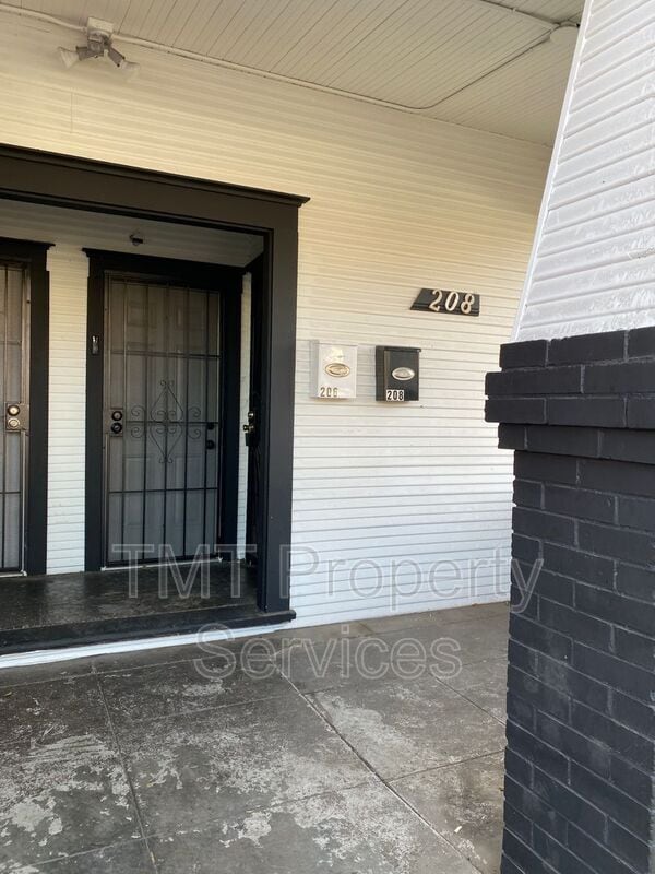 Photo - 202-208 W Oak Street