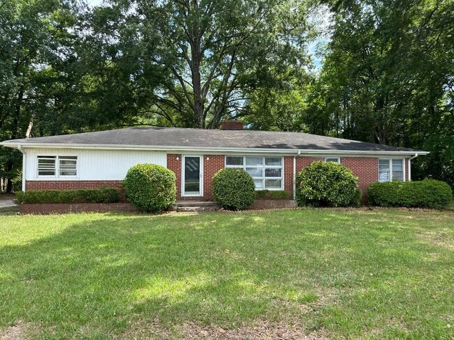 Building Photo - Large Brick Home with Beautiful Interior!
