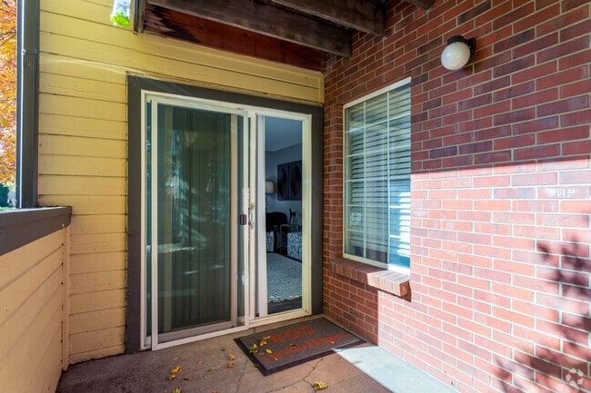 2BR, 1BA - 966SF