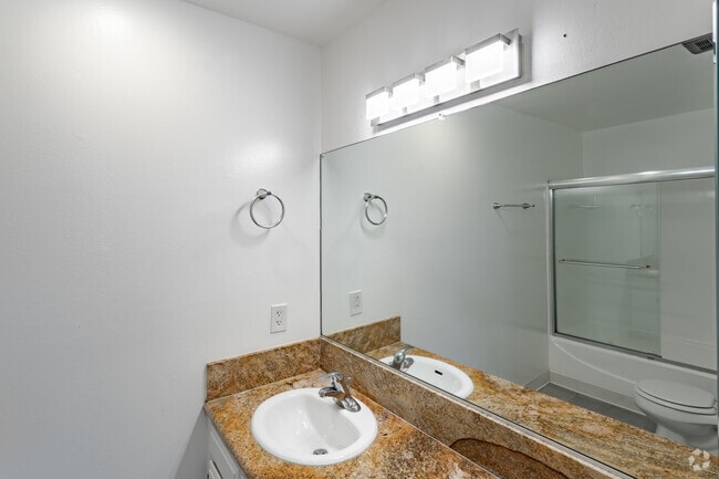 2BR, 2BA - 1100 SF