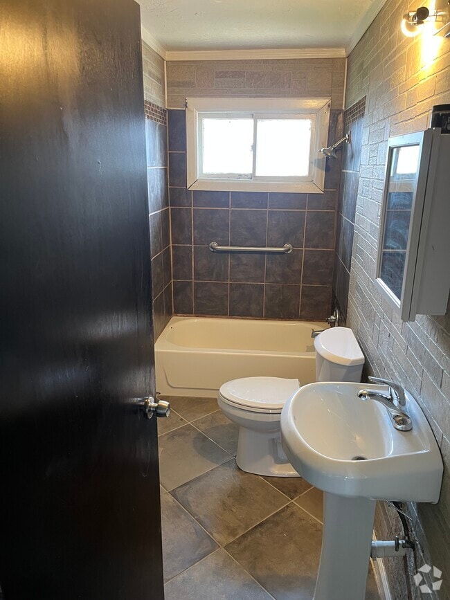 Building Photo - 4776 E 174th St Rental