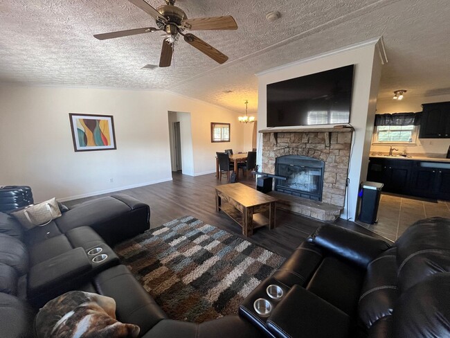 Photo - Spacious 3 Bedroom, 2 Bath Manufactured Home – Live Oak, FL