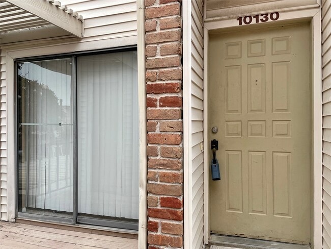 Building Photo - 10130 Waterstone Dr