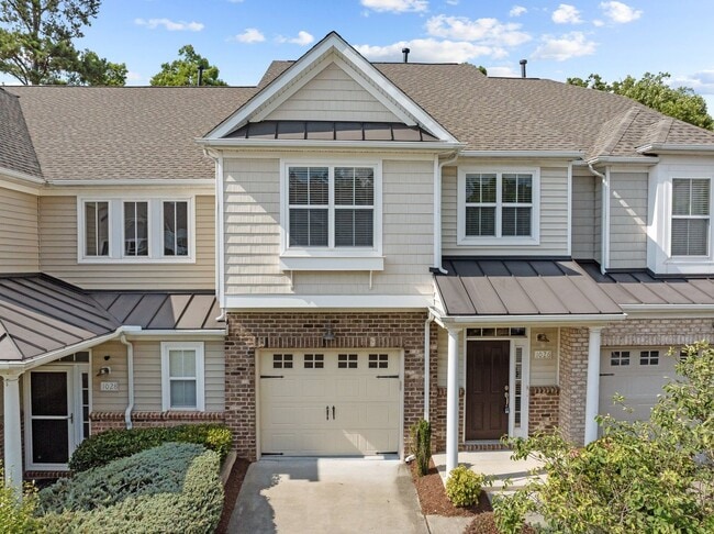 Building Photo - Gorgeous 3 Bedroom Townhome w/ Premium Finishes & Amenities - Pet Friendly!