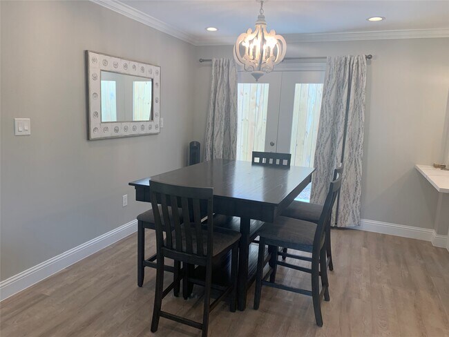 Photo - 2401 McClendon St