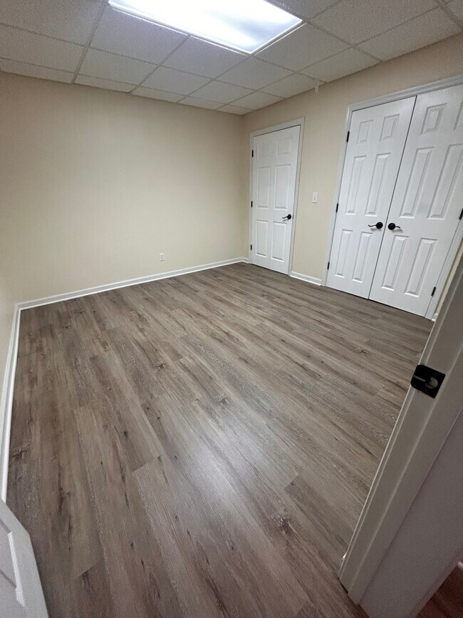 dormitorio 1 - 2002 Fairbrook Ln Unidad 2002 Basement Apt