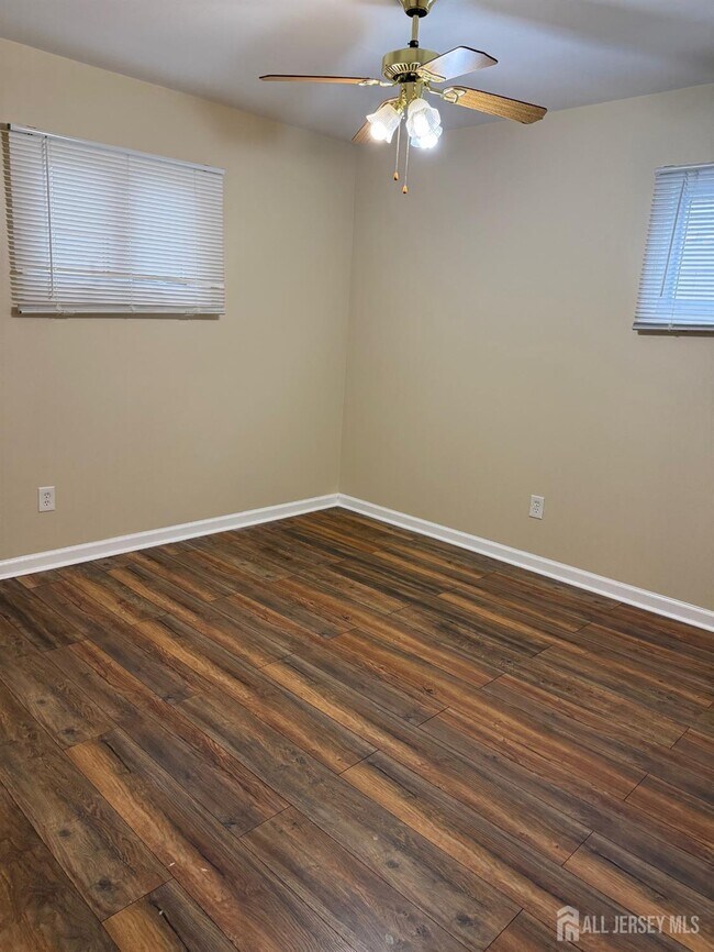 Photo - 12 W Iselin Pkwy