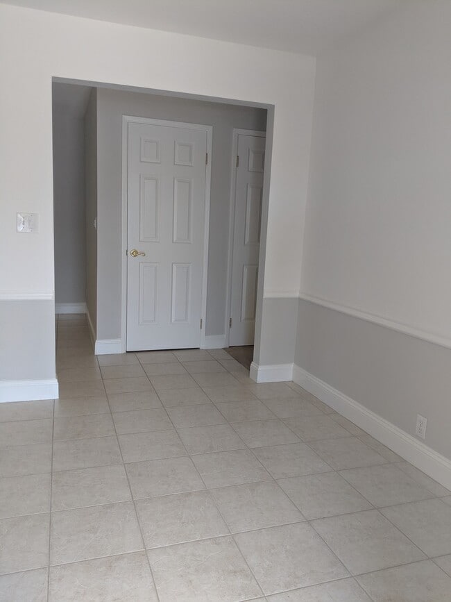 Beautiful Ground Level Front Unit with 2 C... - Beautiful Ground Level Front Apartment Unit with 2 C... Unit #1