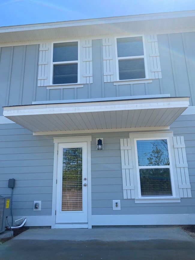 Photo - Modern, Spacious & Efficient Townhome in Lynn Haven! *1/2 OFF Security Deposit for Active-Duty Mi...