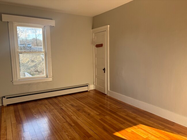 Building Photo - 1425 Main St Unit 1