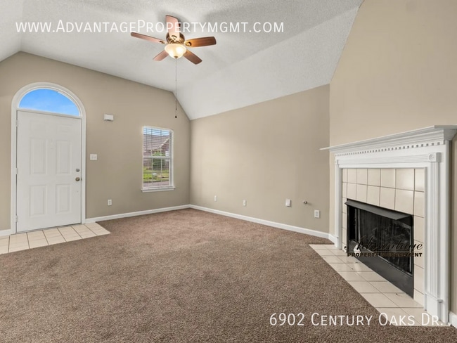 Photo - 6902 Century Oaks Dr