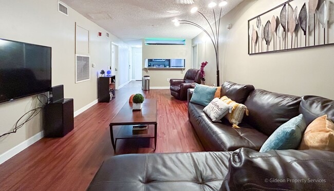 3921 SW 34th St Unit 105D