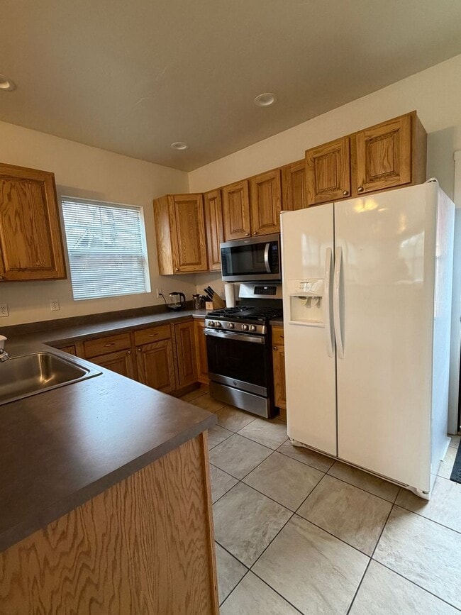 Photo - Furnished 4 Bedroom Townhome in Downtown Carbondale – 6 Month Renta