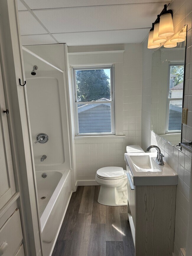 Bathroom - 511 Niagara Ave Unit 511