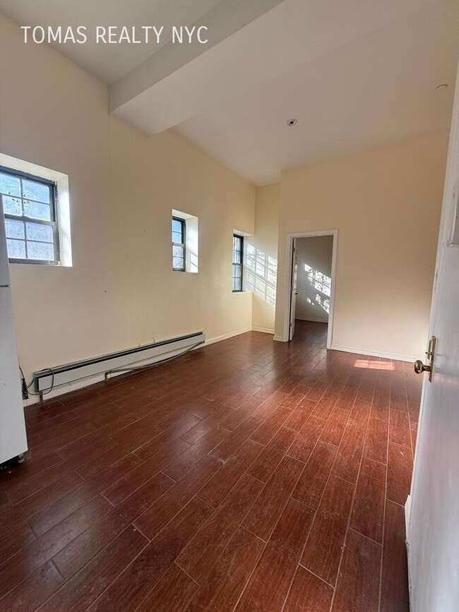 Photo - 712 E 214th St