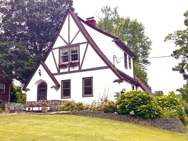 Building Photo - 6003 Cambridge Ave Rental
