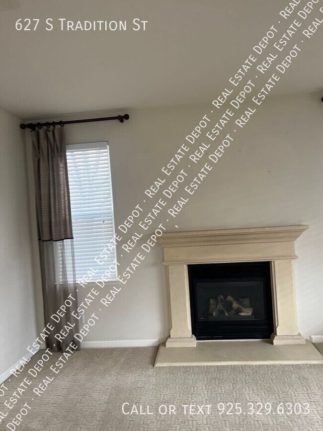 Photo - 627 Tradition St