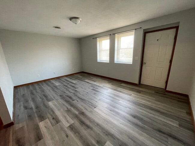 106 S 4th St