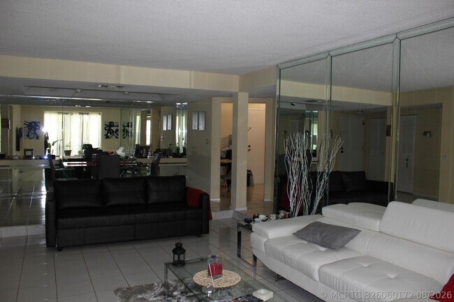 3660 Inverrary Dr Unit 3V