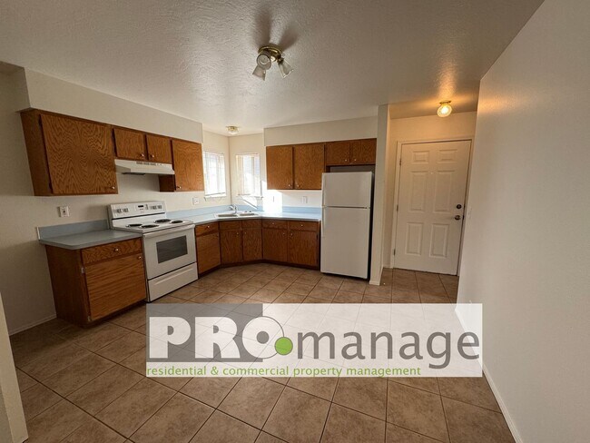 Photo - 3 Bed, 1 Bath Apartment w/ 1-Car Garage - Idaho Falls Unidad 2185 #2