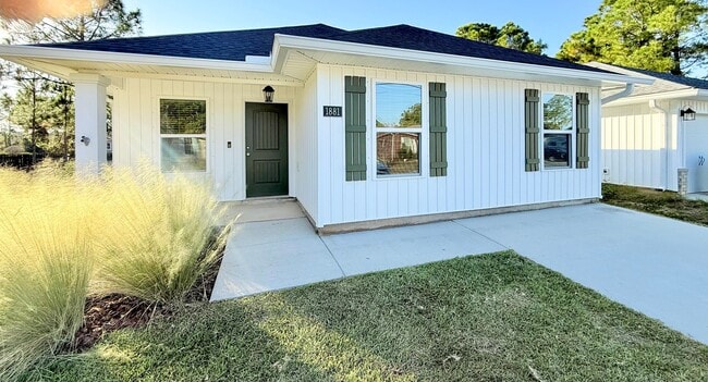 Building Photo - Beautiful Craftsman-Style Home - Open Layout