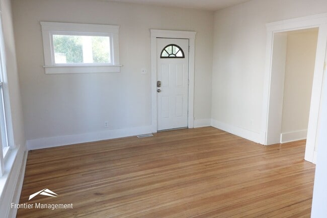 Photo - HUGE 4 bedroom with 2 BONUS ROOMS home nex...