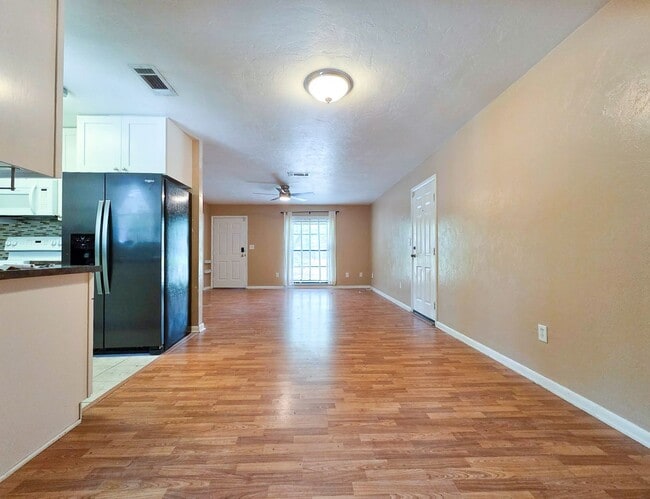 Photo - Beautiful 3/2 in Springtree