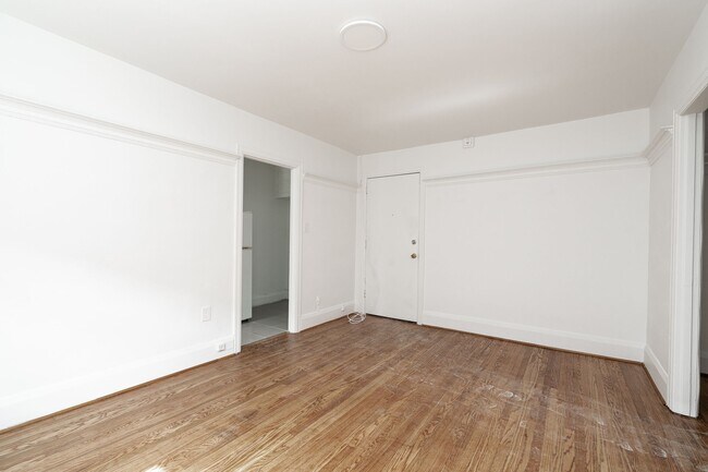 Photo - 118 Roncesvalles Ave