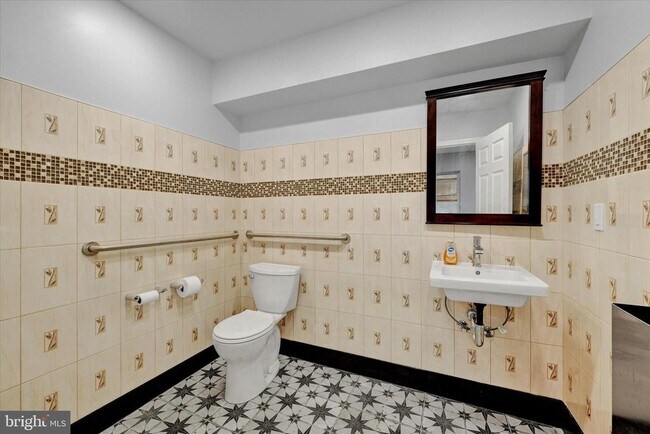 Photo - 2400 Annapolis Rd