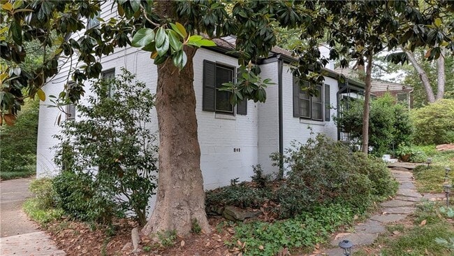 Photo - 4300 Rickenbacker Way NE