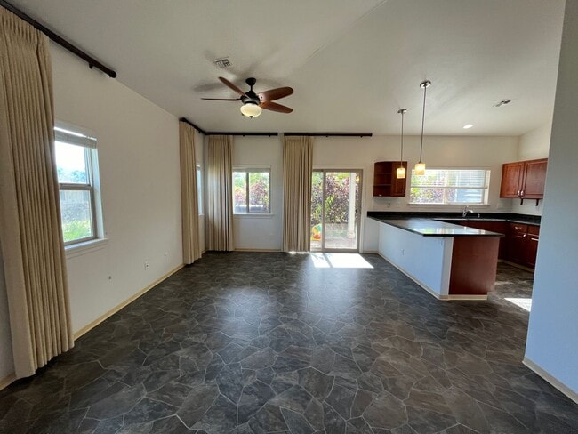 Photo - Kahiwelo (Makakilo) - 3 bedrooms, 2 bathroom, Central A/C, Garage