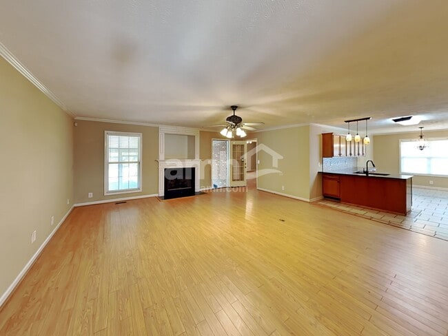 Photo - 2418 Taylor Close