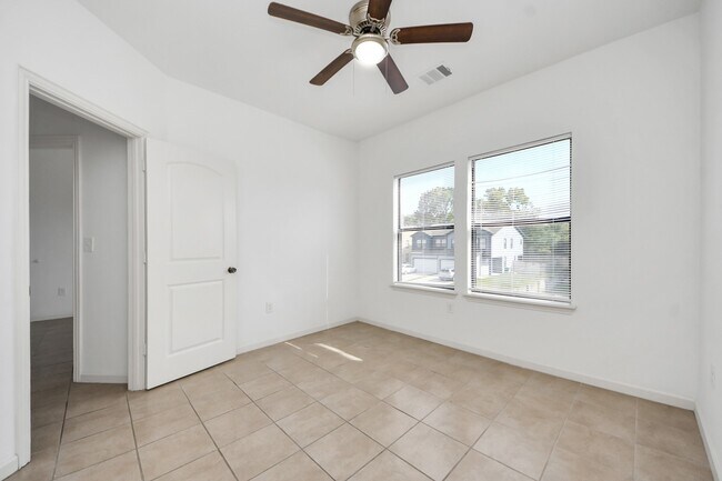 Photo - 1811 Weeping Oaks Unit B