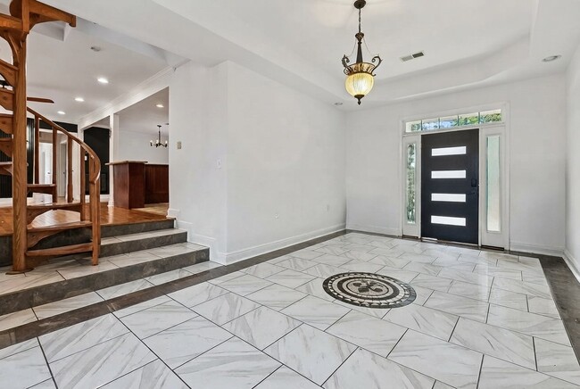 2135 Mirabeau Ave