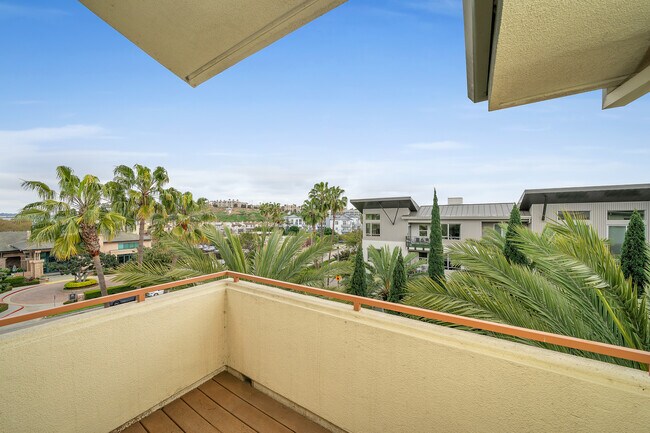 Wonderful CORNER TOP FLOOR location - 13200 Pacific Promenade Unidad 416