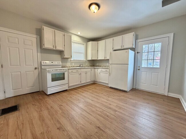 Photo - SUPER CLEAN!  2 bed in Madisonville!