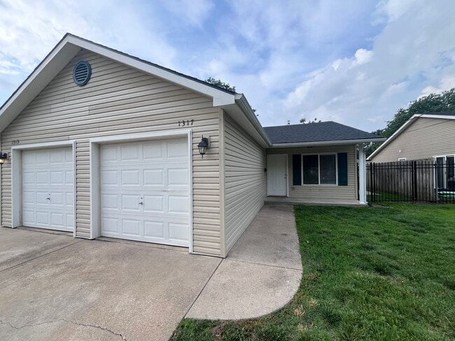 Building Photo - 1309-1323 W Lotus Unit 1317