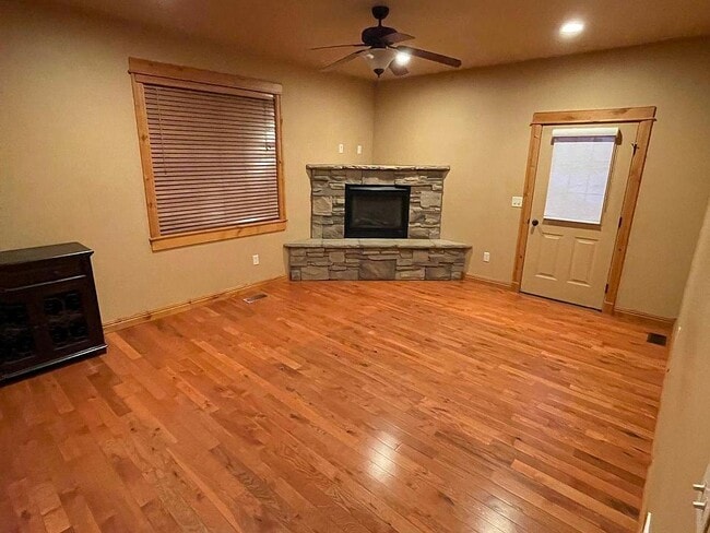 Building Photo - 905 Saxon Way