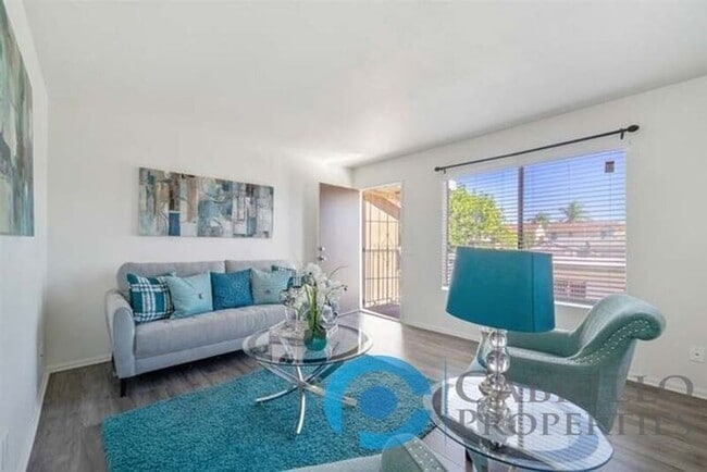 Photo - 4523 Winona Ave