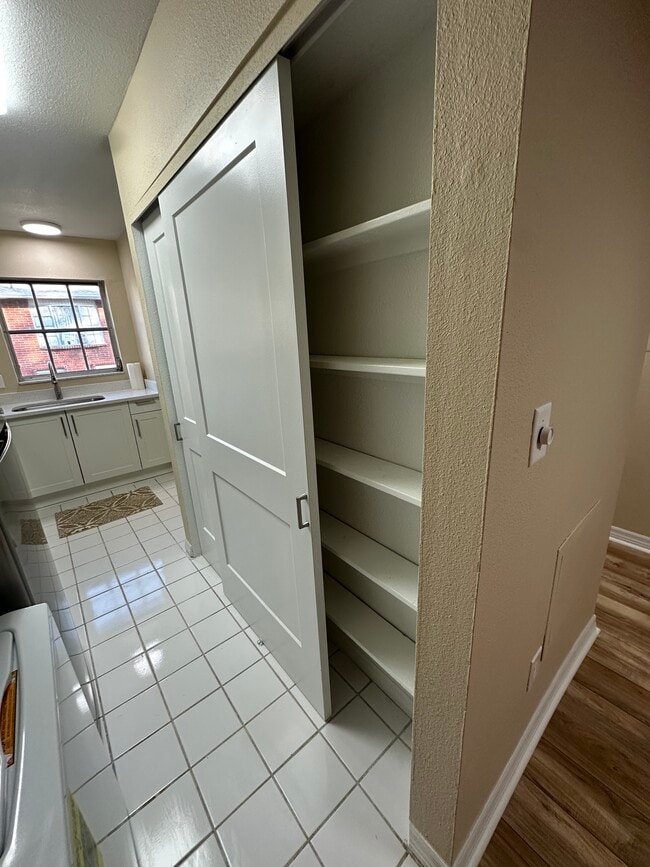 Photo - 621 W Indiana Ave