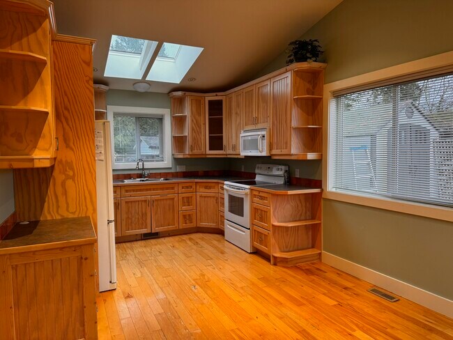 Photo - 146 Marks Ave