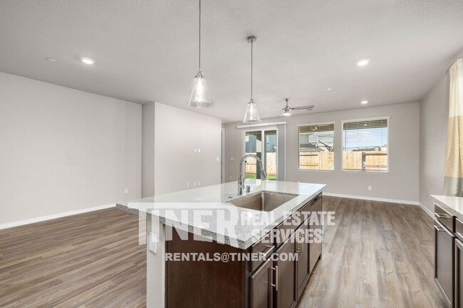 Photo - 4224 Roanne Wy