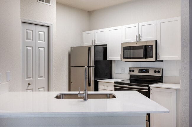 2BD, 2BA - 1164SF - Kitchen (Renovated)