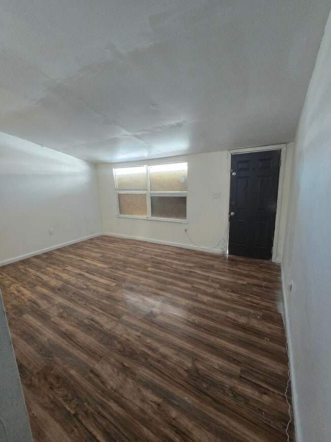 Building Photo - LIMITED TIME**NO APPLICATION FEE**1/2 OFF DEPOSIT**