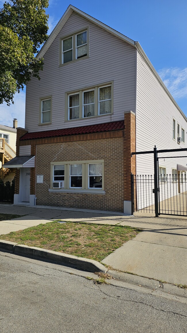 Building Photo - 2333 N Mango Ave Unit 1R